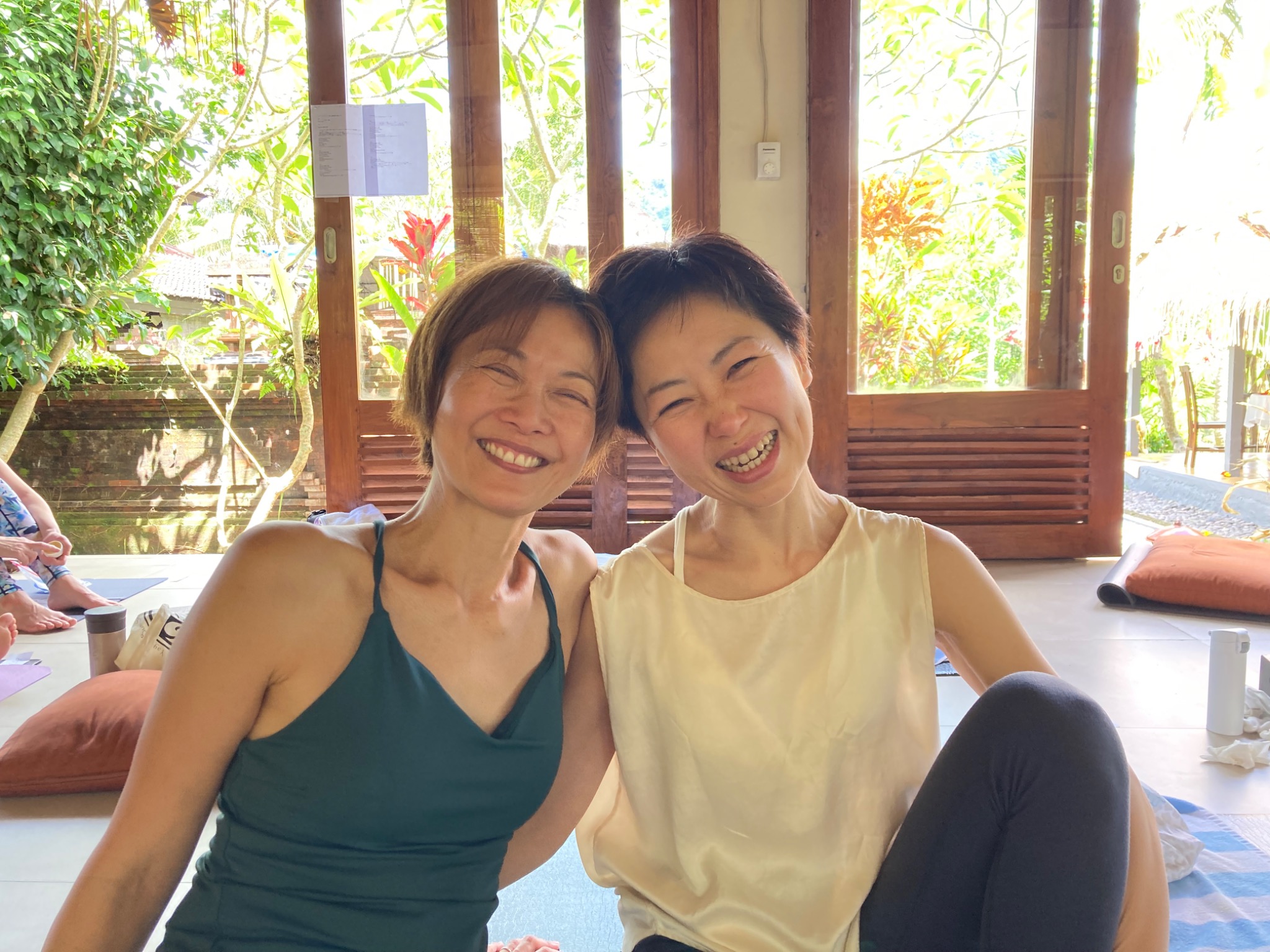 バリ島で並んで笑う2人