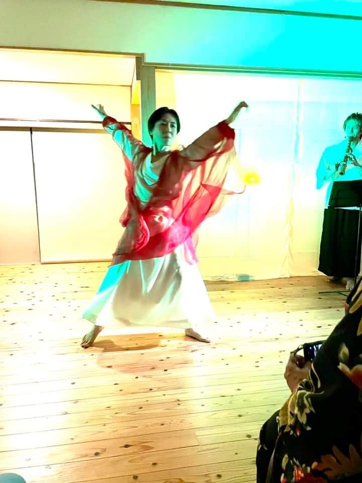 赤い衣装で身体表現をする松本志摩