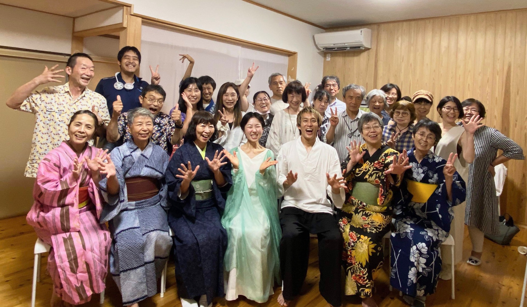 浴衣姿の参加者を含む創作舞台の集合写真