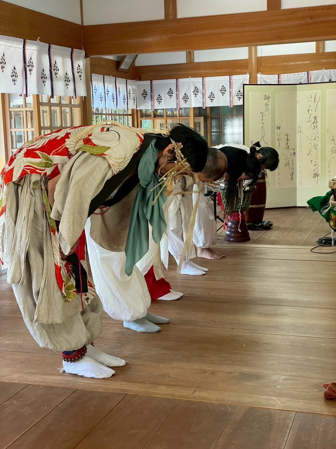 種生神社の御奉納舞台で一礼する出演者たち