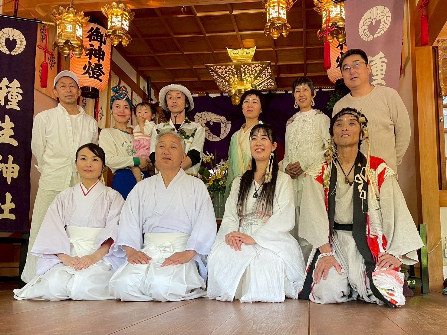 種生神社での御奉納舞台の出演者集合写真