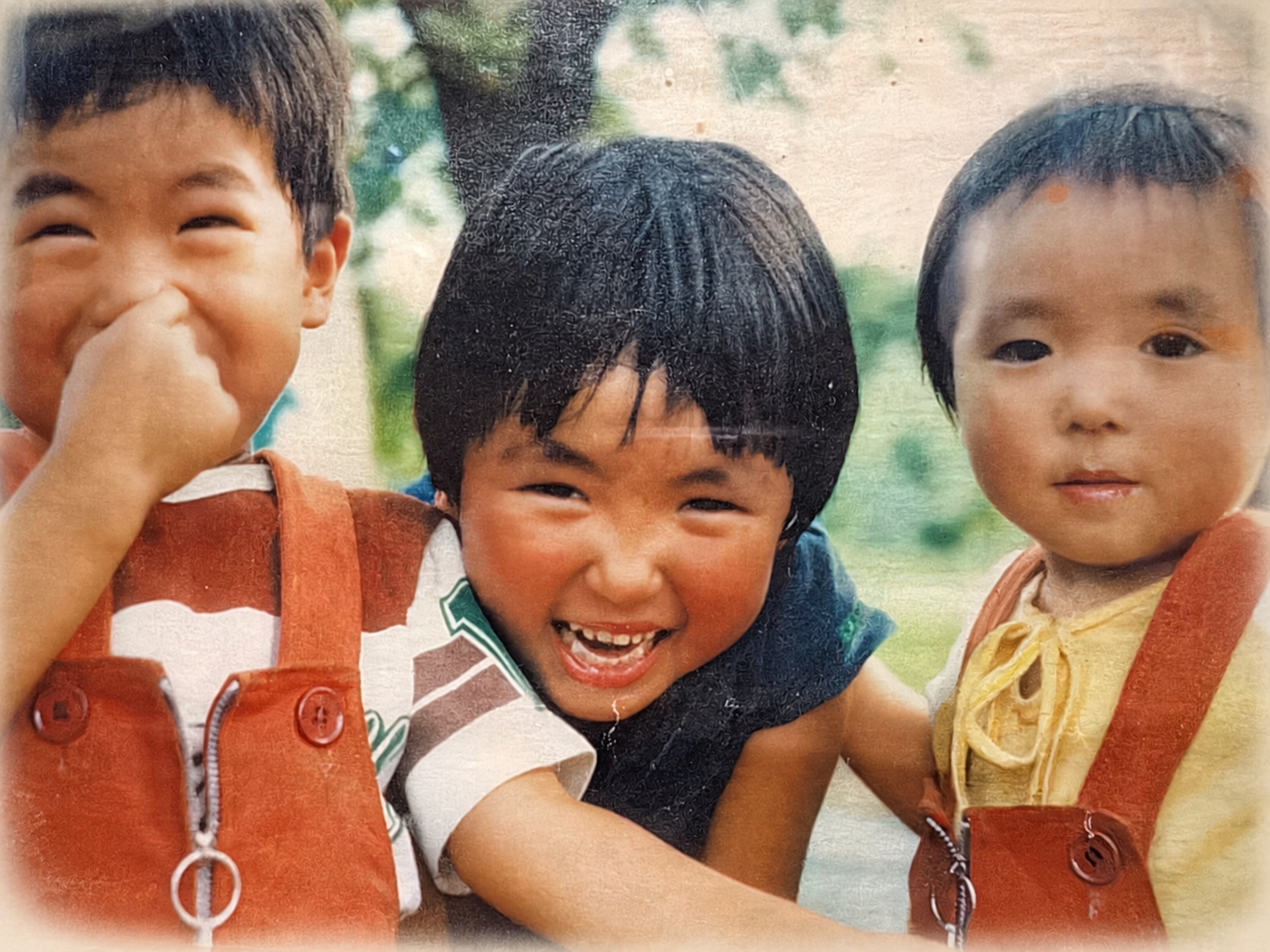 松本志摩と弟二人の幼い頃の写真